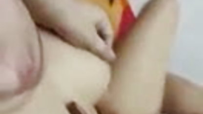 काले बालों वाली लड़की स्नान में के सेक्सी वाला फिल्म शॉवर और caresses खुद के साथ उसके उंगलियों