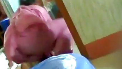 टैटू महिला एक सेक्सी अंग्रेजों की फिल्म पर एक चुंबन के साथ एक रबर धड़ के साथ लगाया जाता है