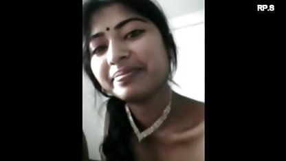 घुंघराले बालों के साथ युवा महिला पर सेक्सी पिक्चर इंग्लिश सेक्सी बकाइन अधोवस्त्र में प्रस्तुत सोफे सेक्स फोटो