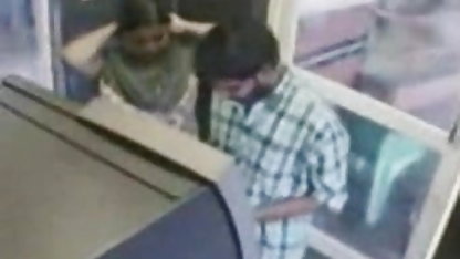 एक cumy पत्नी में एक गुलाबी स्नान सूट पर बैठे अपने पति के हिंदी सेक्सी पिक्चर फिल्म चेहरे
