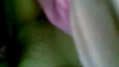 सुंदर काले बाल वाली सेक्सी चाहिए फिल्म caresses एक लड़की पर एक पीले सोफे सेक्स फोटो