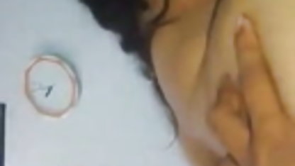 एक कुछ टैटू सेक्सी गर्ल फिल्म पुरुषों कर रहे हैं पंगा लेना काले बाल वाली में एक सफेद बिस्तर