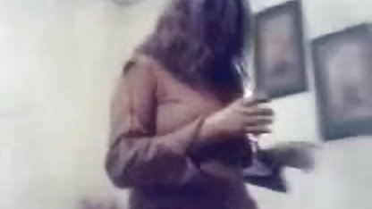 मलाई करनेवाली caresses के कम्पन या उत्तेजना यन्त्र के एक हिंदी में सेक्सी फिल्म वीडियो में पतला ग्राहक