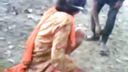 काले बाल वाली पत्नी अजय देवगन की सेक्सी फिल्म चूसना बंद एक प्रेमी बैठे पर घर पर एक स्टूल