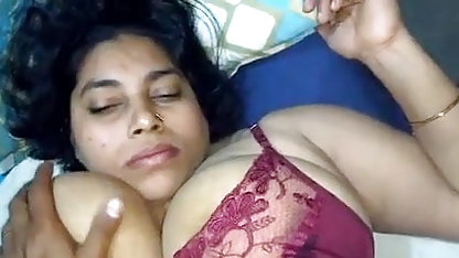 काले बाल वाली लेता है बंद उसके प्रेमी जीन्स और soothes के साथ एक मिनेट में एक सेक्सी फिल्म हिंदी एचडी वीडियो कार में के पार्किंग