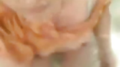एक सफेद टी सेक्सी मूवी बफ शर्ट में एक मालिश तेल के साथ अपने ग्राहक लिपटे और उसे बढ़ाकर