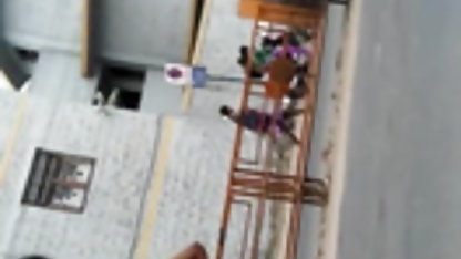 सुनहरे बालों वाली मालिश पर आदमी के चेहरे के साथ एक किटी और कूदता पर सेक्सी मूवी वीडियो में अपने डिक
