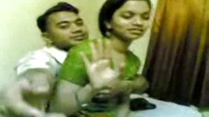 एक आदमी fucks एक प्यारी में सेक्सी फिल्म वीडियो देखने के लिए के बट और उतरता है में उसके मुंह