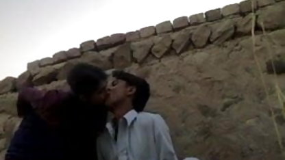 लड़की caresses खुद के साथ एक गुलाब पर के सेक्स पिक्चर हिंदी बिस्तर के एक सेक्स फोटो