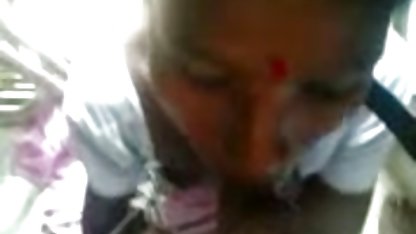 टैटू सुनहरे बालों वाली सेक्सी फिल्म वाली एक चमड़े के सोफे पर अपने साथी चूसा और उसे एक सेक्स फोटो दिया