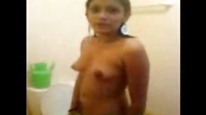 स्लिम सेक्सी मूवी सेक्स वीडियो नर्स स्नान में के स्नानघर के बाद दिखा रहा है जाँघिया के एक सेक्स फोटो