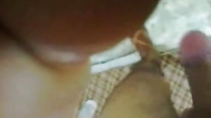 लड़की में काले नीचे पहनने सेक्सी मूवी वीडियो में के कपड़ा masturbates पर सोफे