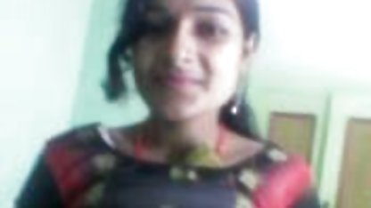 एक शराबी महिला एक अश्लील फोटो के एक भीड़ भरे हॉल में पिक्चर सेक्सी फिल्म उसके स्तनों में से एक bared