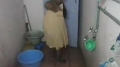 आदमी के बॉलीवुड सेक्सी एचडी बेडरूम में एक सुनहरे बालों वाली है ।