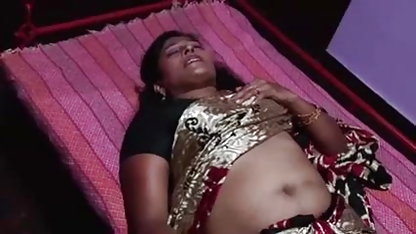 परिपक्व सुनहरे बालों वाली सेक्सी वीडियो फिल्म दिखाएं masturbates पर एक चमड़ा सोफे